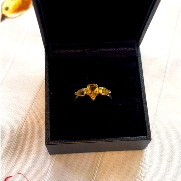 Topaz Pear Shaped Ring, flanked by 2 smaller Topaz🌟Price Drop🌟 - Picture 13 of 15